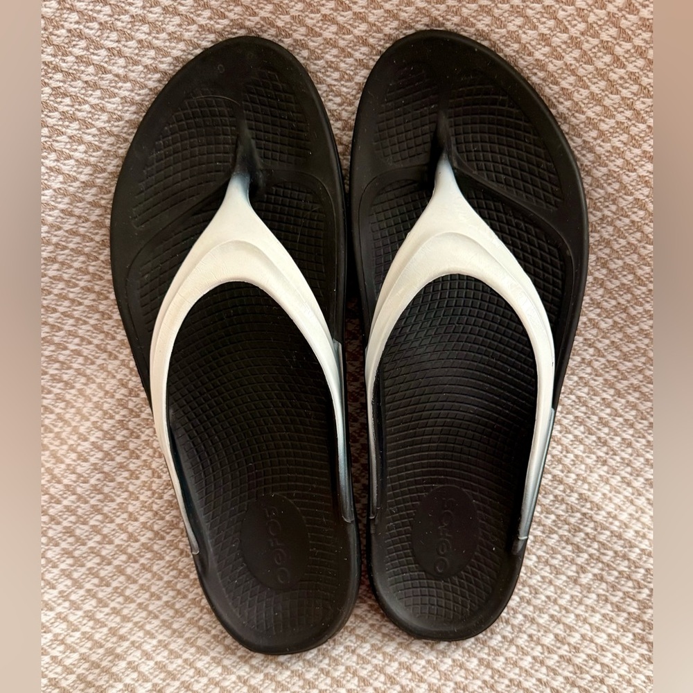 OOFOS Black and White Sandals